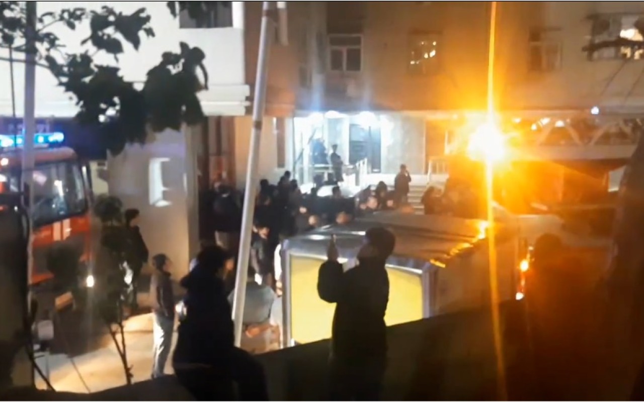 Bakıda çoxmərtəbəli binada yanğın olub- VİDEO Bakıda çoxmərtəbəli binada yanğın olub- VİDEO